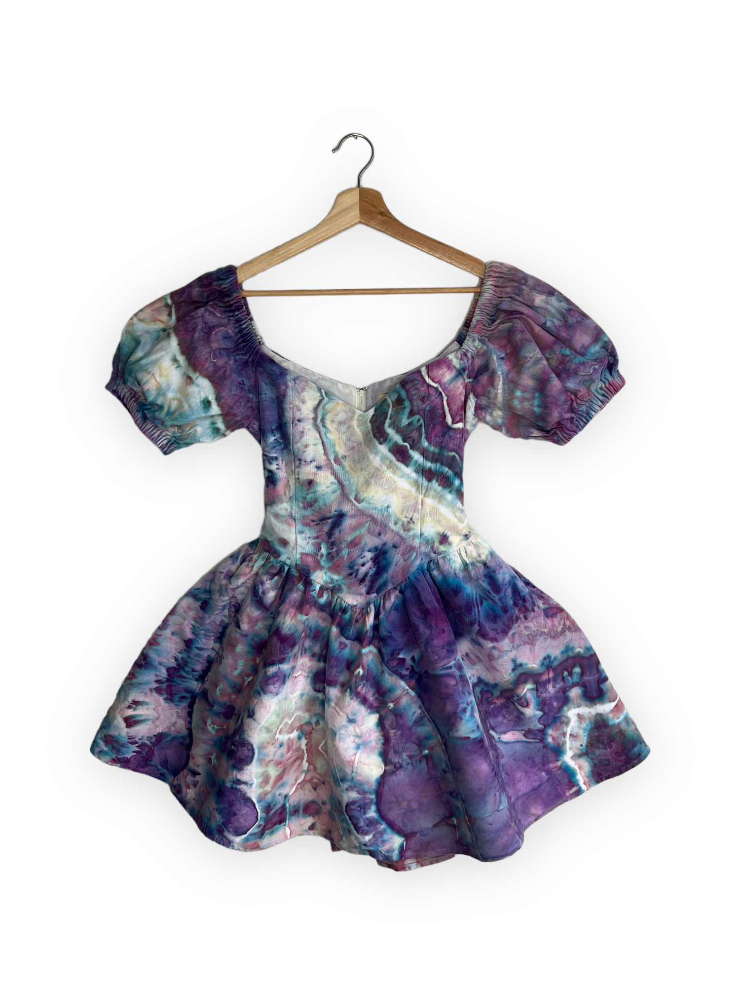 Fitted Dress with puff sleeves tie dyed with pinks and purples
